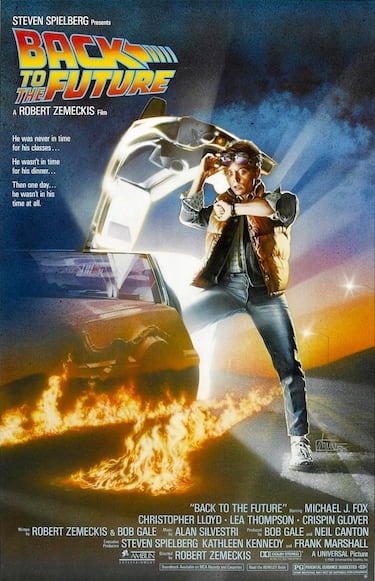 Toda una generación hemos crecido queriendo viajar en el tiempo de la manera más elegante que se puede: en un DeLorean. Marty McFly (Michael J. Fox) es un adolescente con una vida bastante anodina pero es amigo de un científico inventor un poco loco. Su último invento es una máquina del tiempo (sí, construida en un DeLorean) y cuando van a probarla, Marty acaba accidentalmente en 1955, el año en que se conocen sus padres. De manera totalmente involuntaria provocará que esto no pase, con las terribles consecuencias que esto conlleva en el futuro, ya que él mismo no podría existir. McFly tendrá que hacer lo posible para subsanar su error y, además, intentar regresar a su tiempo.