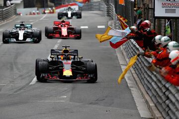 Daniel Ricciardo  logra su segundo triunfo del año con problemas de potencia en su Red Bull.