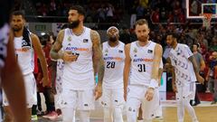 Petr Cornelie, Vincent Poirier, Guerschon Yabusele, Dzanan Musa y Adam Hanga se retiran de la cancha tras la derrota del Real Madrid en Zaragoza.