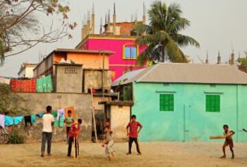 Los niños juegan al criquet en los suburbios de Dhaka durante la ICC World Twenty20 Bangladesh 2014