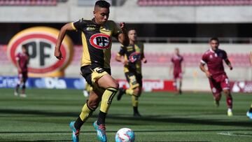 Futbol, La Serena vs Coquimbo Unido
Vigsima tercera fecha, campeonato Plan Vital 2020 segunda rueda.
El jugador de Coquimbo Unido John Salas, controla el baln, durante el partido de primera division realizado en el estadio La Portada de la Serena, Ch