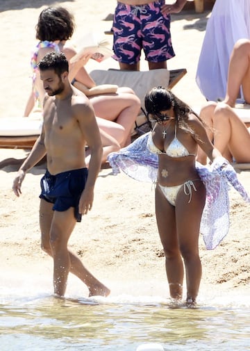 Cesc Fàbregas y Daniella Seeman pasaron unos días de vacaciones en la playas de Cerdeña junto a su familia.