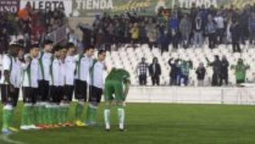 Gil Manzano se&ntilde;ala el final del encuentro entre Racing y Real.