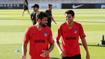 Costa y Morata bromean durante un entrenamiento.