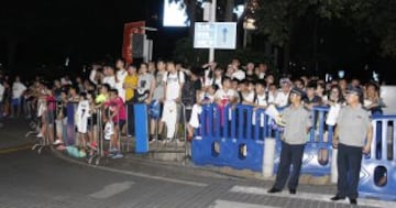 Cientos de aficionados chinos recibieron al Real Madrid.