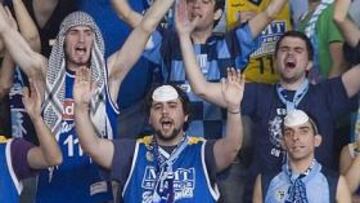 <b>AFICIÓN CONSCIENTE. </b>La Demencia animó a su equipo en Valencia, pero con mascarillas.