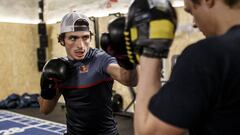 Carlos Sainz practicando boxeo en su entrenamiento.