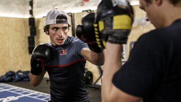 Carlos Sainz practicando boxeo en su entrenamiento.