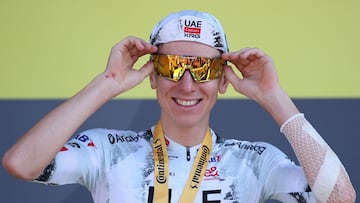 Tadej Pogacar sonríe en el podio de Peyragudes.