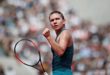 Halep fightback keeps French Open hopes alive
