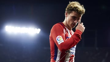 SEVILLE, SPAIN - FEBRUARY 25:  Antoine Griezmann of Atletico Madrid reacts during the La Liga match between Sevilla CF and Atletico Madrid at Estadio Ramon Sanchez Pizjuan on February 25, 2018 in Seville, Spain.  (Photo by Aitor Alcalde/Getty Images)