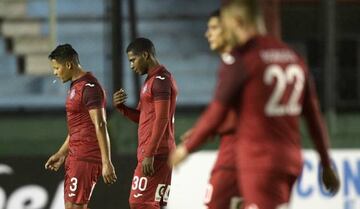 Los jugadores de Juan Aurich se marchan del terreno de juego cariacontecidos por el resultado cosechado ante Arsenal en la Copa Sudamericana.