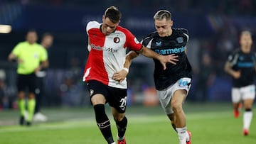 Soccer Football - Champions League - Feyenoord v Bayer Leverkusen - Feyenoord Stadium, Rotterdam, Netherlands - September 19, 2024 Feyenoord's Santiago Gimenez in action with Bayer Leverkusen's Florian Wirtz REUTERS/Yves Herman