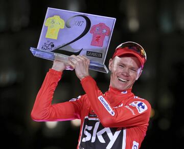 El Ganador de la Vuelta a España 2017, el ciclista británico del equipo Sky Chris Froome en el podio de la Plaza de la Cibeles de Madrid, tras la última etapa de La Vuelta a España con salida en Arroyomolinos y meta final en Madrid. 
