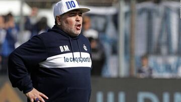 ¡Maradona sorprendido! Recibió camiseta de un club chileno