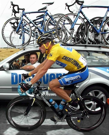 Johan Bruyneel charla con Lance Armstrong durante el Tour de Francia de 2005.