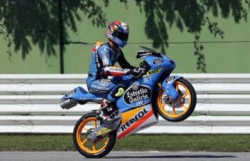 Alex Rins celebra su victoria en la carrera de Moto3 en Misano