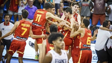 Los jugadores de la Selección Sub-16 celebran el oro conquistado europeo conquistado ante Francia.