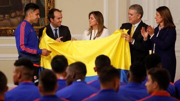 Selección Colombia recibe el pabellón nacional de Presidencia