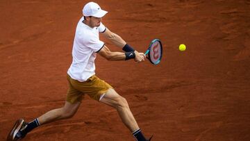 Nicolás Jarry pega un revés.