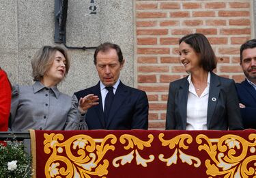 Dani Carvajal, jugador del conjunto blanco, en el balcón del ayuntamiento de Madrid como pregonero de las fiestas de San Isidro. En la imagen Emilio Butragueño, Director de Relaciones Institucionales del Real Madrid.