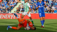 GETAFE (MADRID), 21/10/2023.- El portero del Betis Claudio Bravo efectúa una parada durante el partido de LaLiga entre el Getafe y el Betis, este sábado en el Coliseum. EFE/ Mariscal
