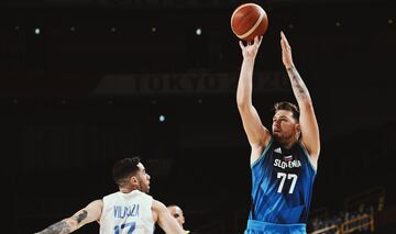 La selección eslovena de baloncesto, comandada por Luka Doncic, se ha impuesto a la selección argentina por 100-108. Luka ha anotado 48 puntos en el encuentro igualando la segunda mejor marca de la historia de los Juegos Olímpicos.
