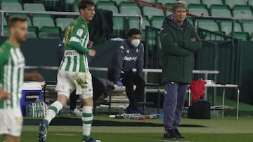 Pellegrini, junto al banquillo.