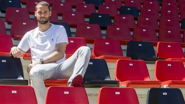 Mario Su&aacute;rez posa en el estadio de Vallecas.