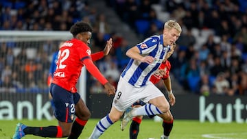 SAN SEBASTIÁN, 27/10/2024.- El delantero islandés de la Real Sociedad, Orri Oskarsson (d), intenta llevarse el balón ante los jugadores de Osasuna durante el encuentro correspondiente a la jornada 11 de Laliga EA Sports que disputan hoy domingo Real Sociedad y Osasuna en el Reale Arena de San Sebastian. EFE / Juan Herrero.