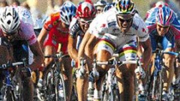 <b>EL DUELO.</B> Alessandro Petacchi, de rosa a la izquierda, supera en la línea de meta a Mario Cipollini, con el maillot arcoiris.