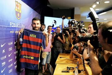 Al igual que Aleix Vidal, Arda Turan llega a un acuerdo en junio de 2015 con el Barcelona, pero debido a la sanción FIFA que le impusieron al Barça, ambas partes saben que será un refuerzo de invierno porque no podrá jugar hasta enero de 2016