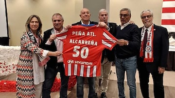 La alcaldesa, Ana Guarinos, con los exjugadores rojiblancos y peñistas.