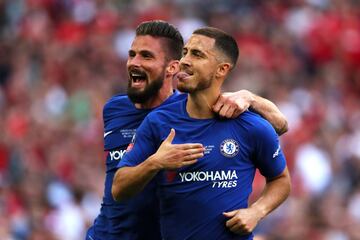 Eden Hazard celebrando el gol 1-0 con Olivier Giroud durante la final de la Copa de Emirates FA entre Chelsea y Manchester United. Gol que daría la victoria al Chelsea 