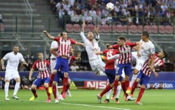 Sergio Ramos entre Stefan Savic y Diego Godín.