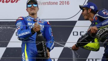 Macverick y Rossi en el podio de Silverstone