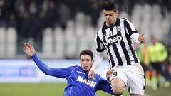 Vrsajko se lanza al suelo para robarle un bal&oacute;n a Morata en un partido en el Juventus Stadium.