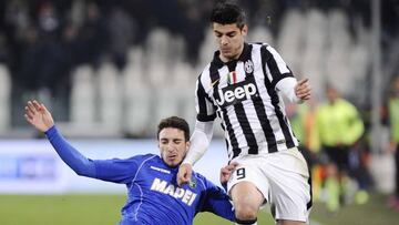 Vrsajko se lanza al suelo para robarle un balón a Morata en un partido en el Juventus Stadium.