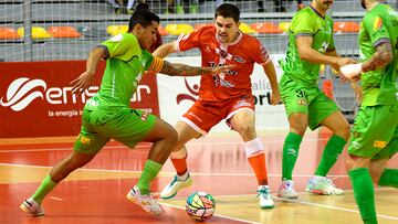 Cléber, del Mallorca Palma Futsal, conduce el balón frente a Mellado, del Jimbee Cartagena.