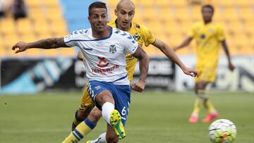 Vitolo y Natxo Insa pugan por un balón.