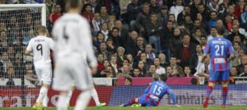 3-0. Nikos Karampelas anota en propia puerta el tercer tanto blanco.