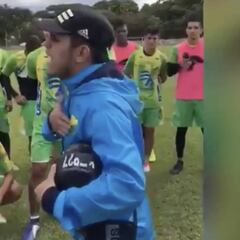Hinchas del Huila interrumpen entreno para apretar jugadores