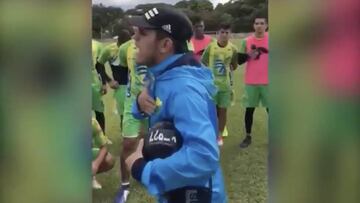 Hinchas del Huila increpan a los jugadores del equipo 