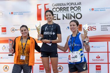 Las 3 mujeres más rápidas en la carrera de 10 kilómetros fueron Paula Mayero Mariscal de Gante, en el centro como ganadora, seguida por Lucía Sánchez García e Isabel Melgarejo Ortuño.