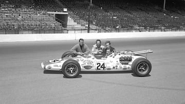 Graham Hill y el T90 con el que ganó la Indy 500 en 1966.