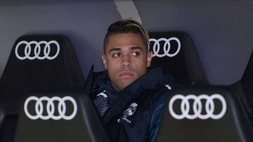 Mariano sentado en el banquillo del Santiago Bernabéu frente al Alavés.