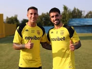 Hugo Mallo (izquierda) y Monchu (derecha), tras anunciarse su fichaje por el Aris de Salónica