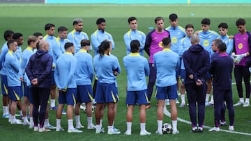 Flick, este martes en la charla con sus jugadores.