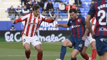 24-11-25. ERIC CURBELO, ANTE SERGI ENRICH, EN EL HUESCA-SPORTING.
