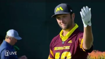 Jon Rahm pide el apoyo de los aficionados antes de golpear la bola en el hoyo 16 del Waste Management luciendo la camiseta de Arizona State.